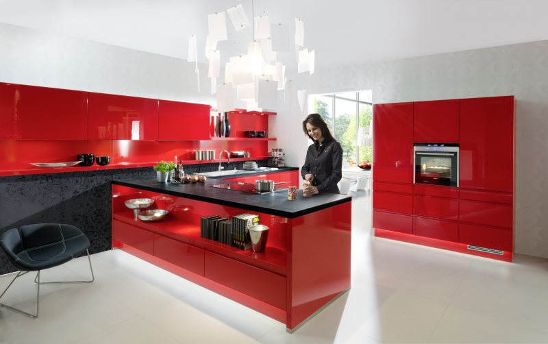 красная кухня с островом