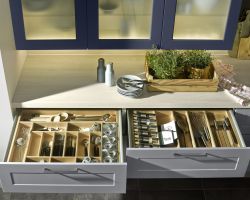 NK18353 Frame Lack A05   Papyrusgrau   Frame Lack A16   Blaubeere