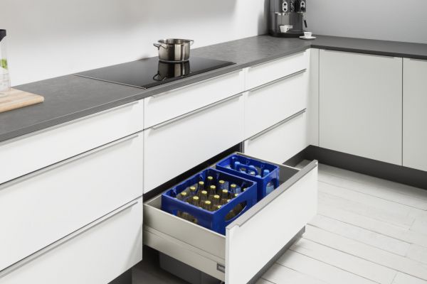 NK20072 Auszugsschrank mit GroSZraumauszug UAKS