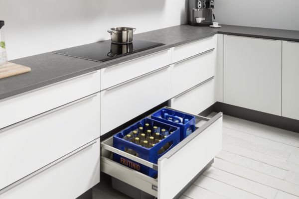 NK20074 Auszugsschrank mit GroSZraumauszug UAKS