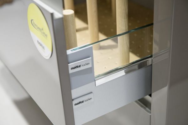 NK4572 Detail Nova Lack 739   Magma Hochglanz