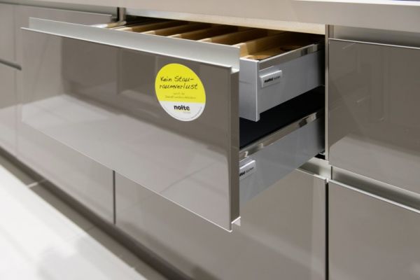 NK4575 Detail Nova Lack 739   Magma Hochglanz