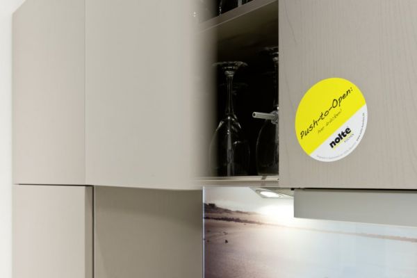 NK4647 Detail Manhattan 496   Holzpore Magnolia   Manhattan 497   Holzpore Lava