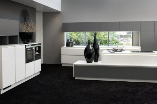 NK8585 Koje 31   Lux 361   WeiSZ Hochglanz   Manhattan 49Q   Quarzgrau metallic